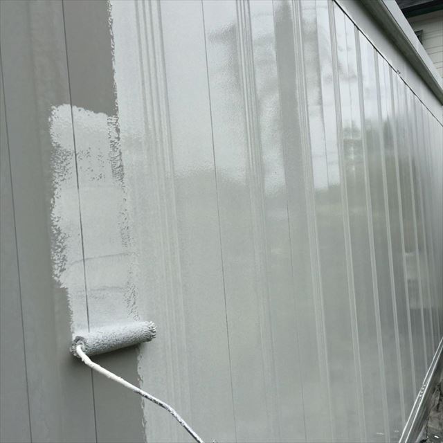 阿見町でイナバ車庫の外壁を塗装。見違えるほどキレイに！