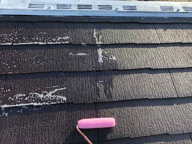 土浦市、傷んだスレート屋根にツヤが出てきました！サイディング外壁の下塗りも行います