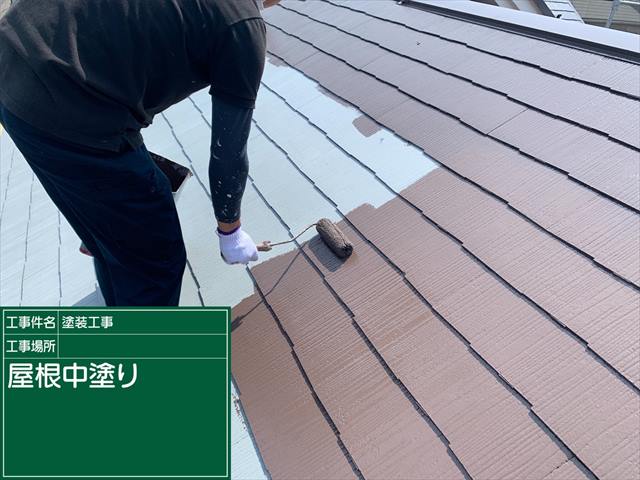 土浦市、屋根塗装は遮熱塗料で暑さ対策。モルタル外壁のヒビ割れをプライマーで埋めていきます