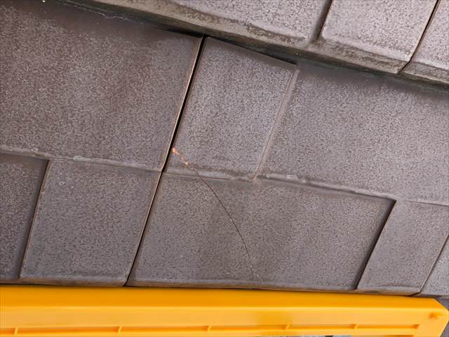 土浦市、雨漏り被害の家で屋根修理。棟を剥がして新しい漆喰を入れていきます