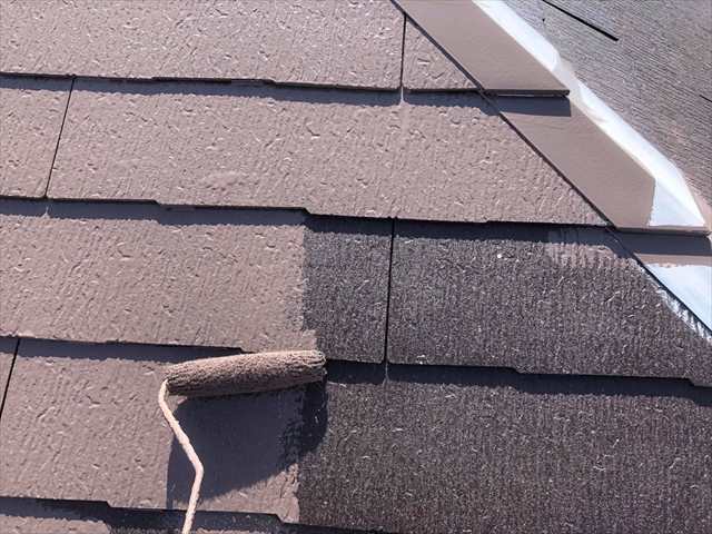 土浦市の塗装現場。サイディング外壁とスレート屋根を高耐候・低汚染の塗料で上塗り！