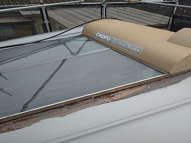 つくば市、築40年の金属屋根に設置された太陽熱温水器を撤去！