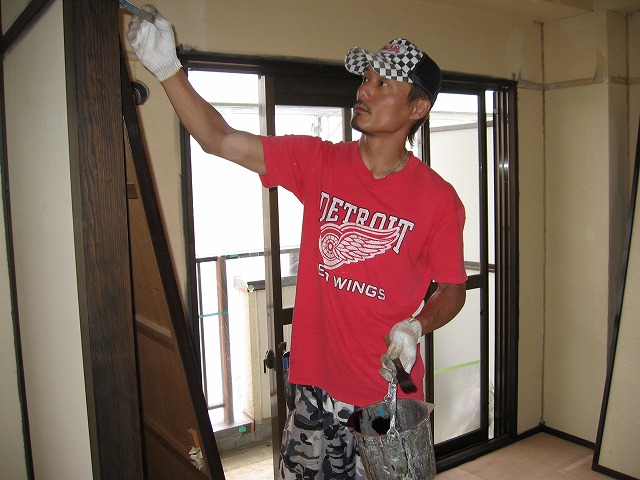 福島市のアパート内部改修工事で、出入り口木枠や襖の枠、塗装工事中