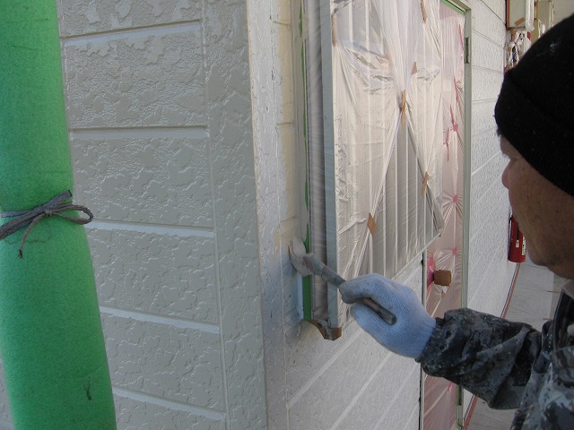 福島市内にある賃貸アパートの外壁塗装で中塗り塗装を施工しています