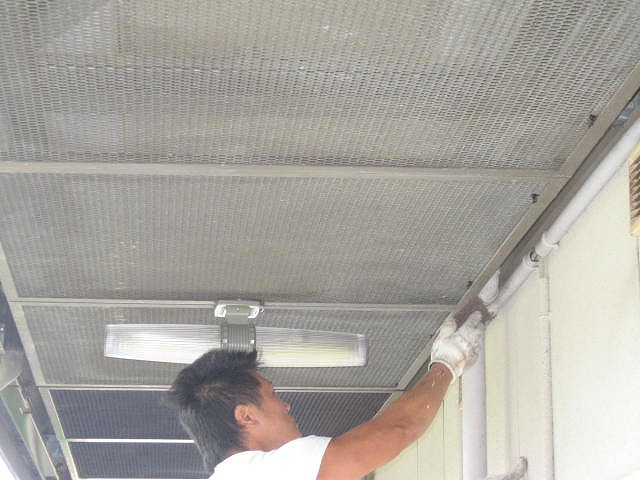 福島市松川にあるアパートの屋根外壁塗装で共用通路軒天（エキスパンドメタル）塗装です