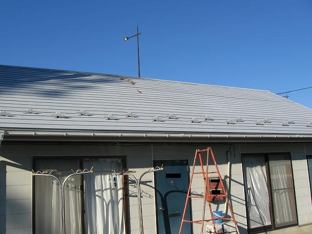 福島市内にある平屋造り賃貸アパートのトタン鋼板屋根サビ止め塗装をしています