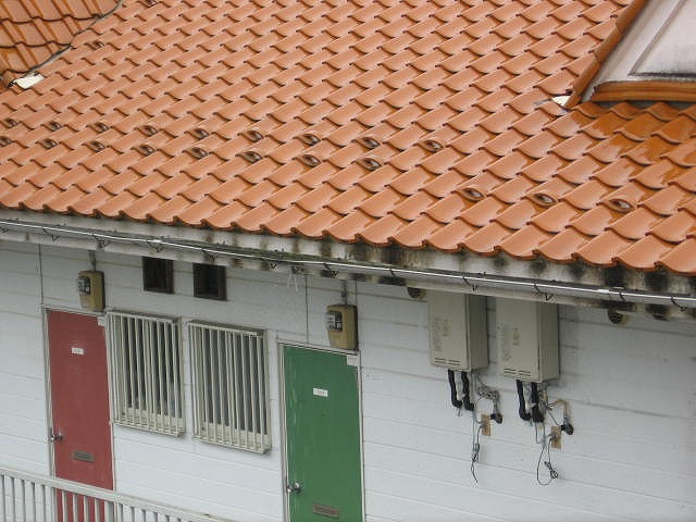 福島市内にある賃貸アパート外壁塗装で足場が出来まずは屋根瓦の確認をしています