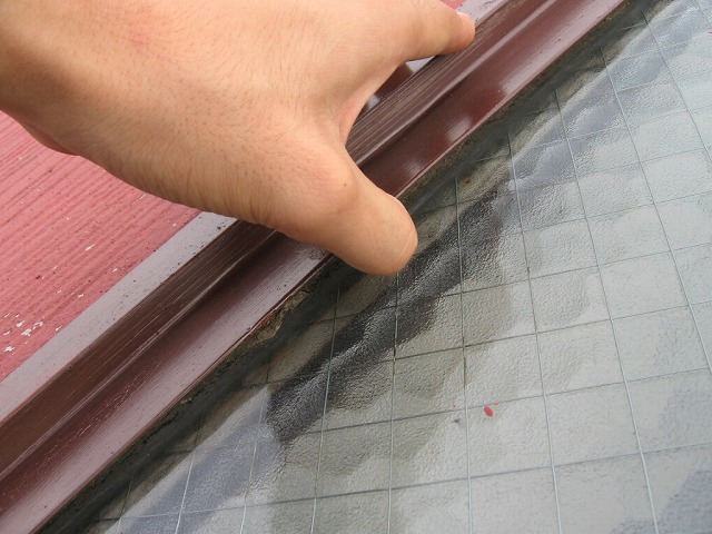 福島市でコロニアル屋根塗装の前に、天窓からの雨漏りを補修します