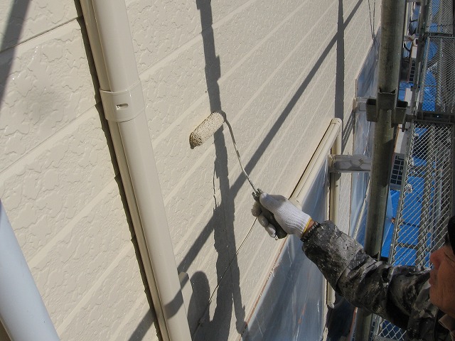 福島市内にある賃貸アパートの外壁仕上の上塗り塗装をご紹介します