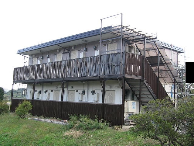 福島市内の松川にあるアパートの風除けのためポリカーボネートパネル取付です