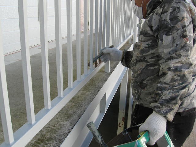 福島市内にある賃貸アパートの共用部通路の手摺の塗装をしています