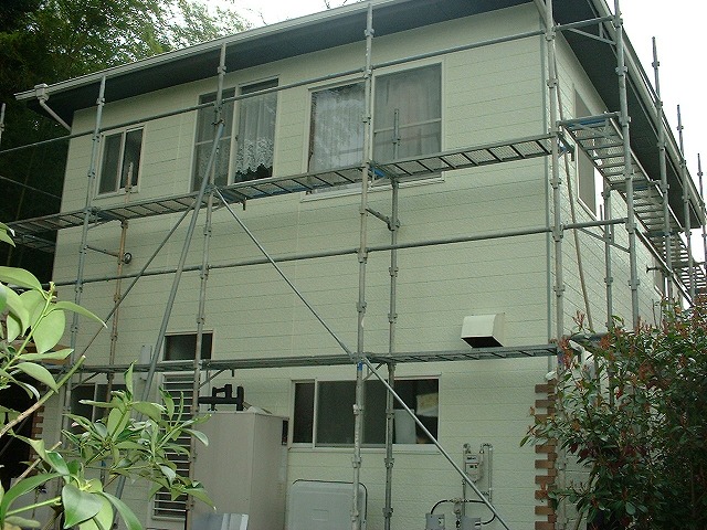 福島市の住宅塗装現場、外壁塗装、シリコン塗装、足場架けが完成