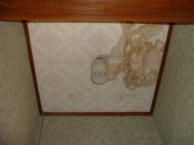 福島市町庭坂で雨漏りによりトイレの天井にできた雨染みの現調