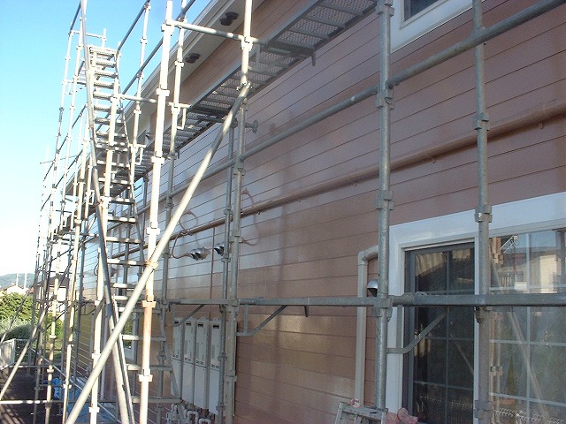 福島市でアパート外壁塗り替え中、仕上げ塗りフッ素塗装完成です