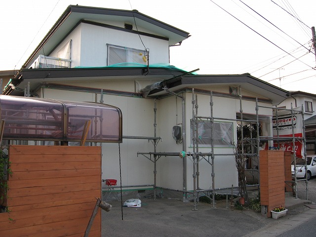 福島市の住宅外壁塗装、フッ素樹脂で外壁を塗り替え、養生中です