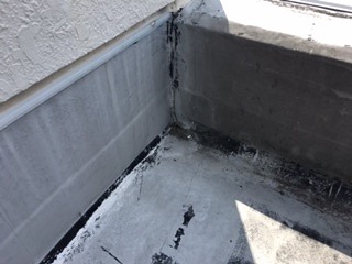 福島市にあるマンションで屋上シート防水劣化雨漏り箇所のシーリング補修です