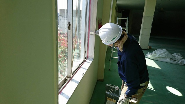 福島市の工場、倉庫の内部塗装工事で木枠塗装をウレタンで仕上げ