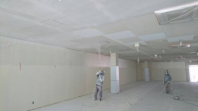 福島市の倉庫の内部改修工事で壁、天井、床塗装工事を施工中です