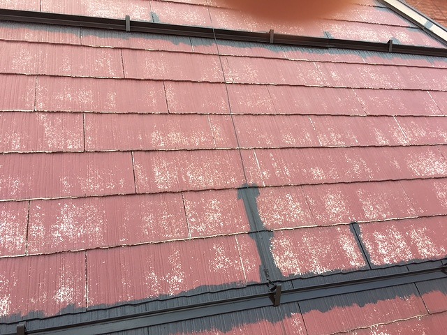 福島市のアパートコロニアル屋根ウレタン塗料での中塗り塗装をしています