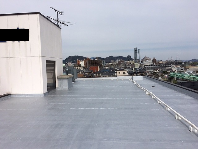 福島市内にある賃貸マンション屋上の防水シート補修とトップコート塗装が完了しました