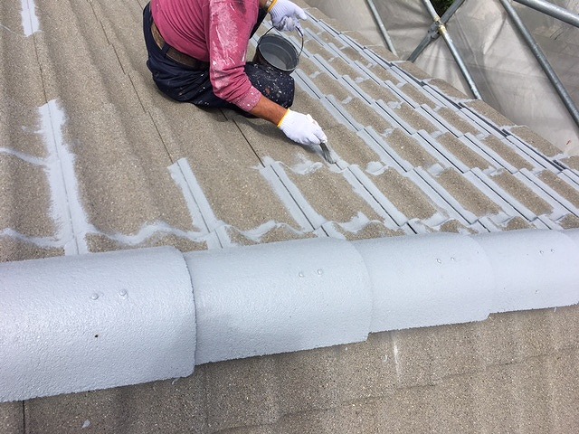 桑折町にお住まいのお客様ご自宅の屋根・外壁でセメント瓦のフィラー塗装です