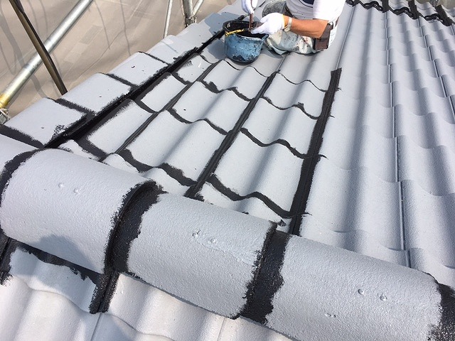 桑折町のお客様ご自宅の屋根・外壁塗装でセメント瓦屋根中塗り塗装完了です