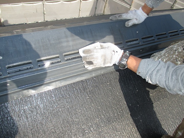 福島市の病院コロニアル屋根塗装、塗り替えの前の下地処理、補修工事