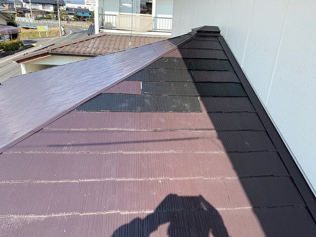 福島市大森で割れたコロニアル屋根材の差し替えからの塗装仕上げ