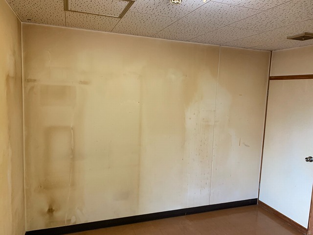 福島市北沢又で１０年分のタバコのヤニがついた壁、天井の現調