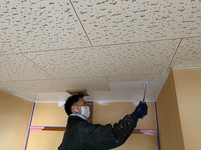 福島市泉でアパート内部の壁・天井に下塗り材を塗装しています