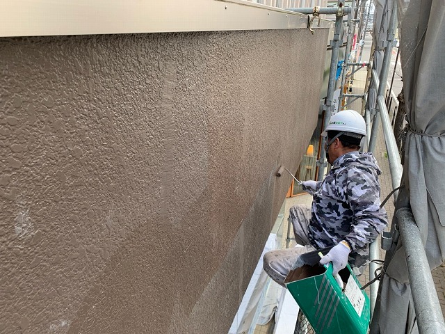 福島市中町のビル外壁塗装の仕上げと行灯看板のパネル入れ替え