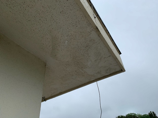 福島市大森のお客様宅の雨漏りで軒天はこのようになりました