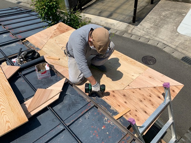 福島市野田町で玄関屋根葺き工事の木下地工事が始まりました