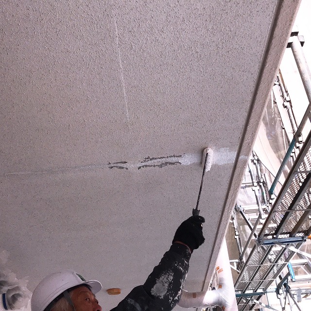 福島市マンション屋根塗装、防水工事が終わり通路塗装開始です