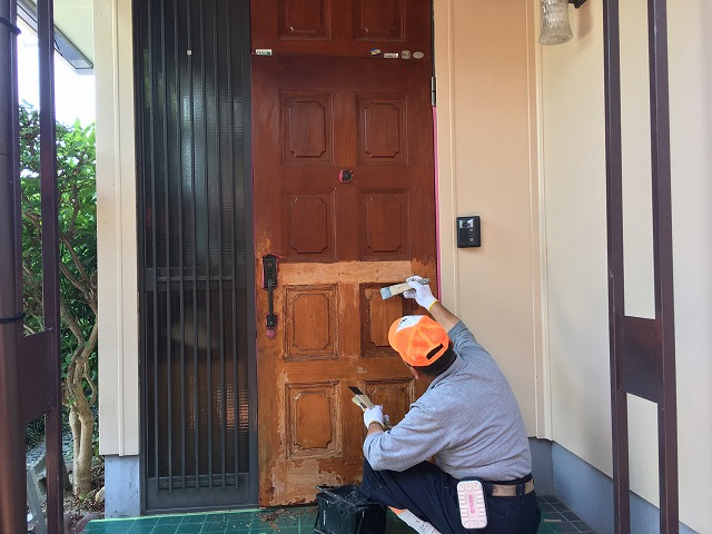 福島市で玄関扉のリニューアル、扉の表面のニスを剥がします！