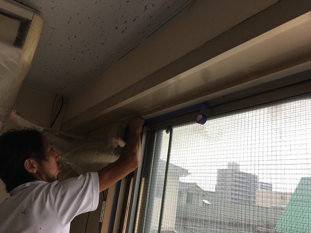 福島市の貸店舗で、内部改修工事に伴う木枠塗装をウレタンで施工