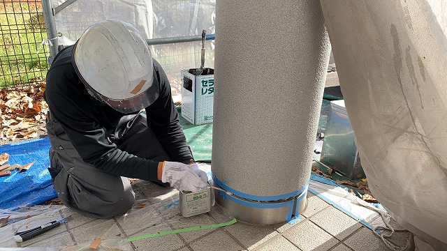 福島市の会社のＡＬＣ外壁の塗装工事で玄関柱のシーリング工事です