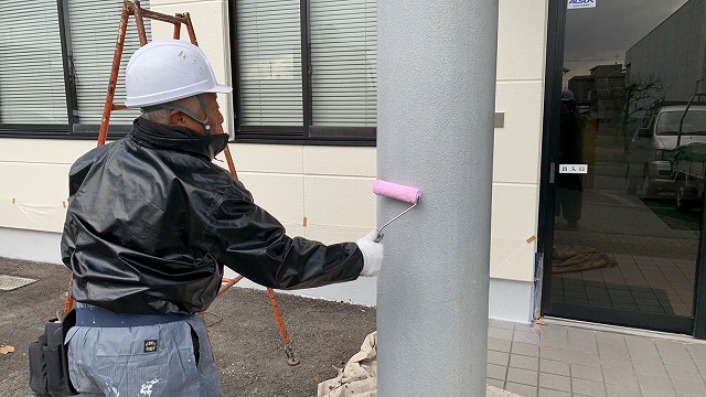 福島市の会社のＡＬＣ外壁の塗装工事で玄関の柱を石目調に塗装しました