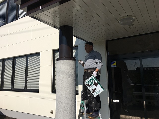 福島市の会社のＡＬＣ外壁の塗装工事で玄関の柱鋼板部の塗装をしています