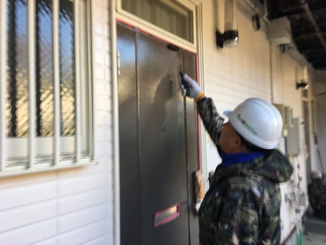 福島市のアパート32箇所の色あせていたドアのリフレッシュ中塗り開始です