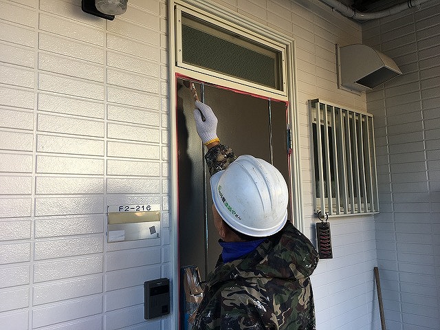 福島市のアパート塗装工事で、スチール玄関ドアを塗り替えしました