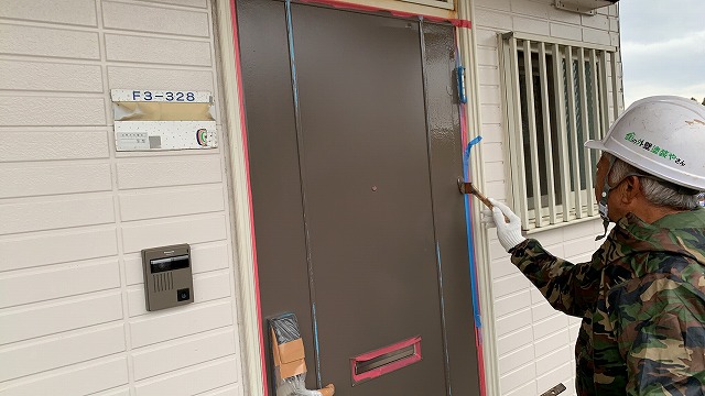福島市のアパートドア上塗り塗装、32箇所をツヤと光沢が出てきました