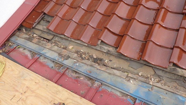 屋根と屋根の取り合い部分