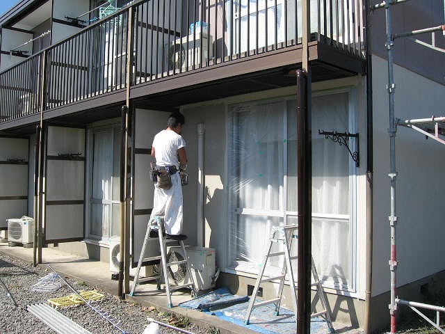 福島市松川にあるアパートの屋根外壁塗装工事で一階と二階の塗装色を変える事になりました