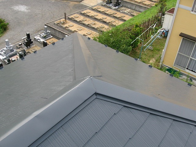 伊達市の住宅でコロニアル屋根塗り替え、塗装工事仕上げ塗り完成