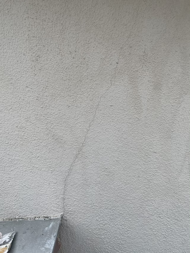 モルタル外壁　クラックからの雨漏りを指摘