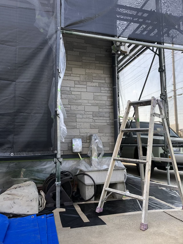 草加市長栄町サイディング外壁塗り替え工事　シーラー作業２