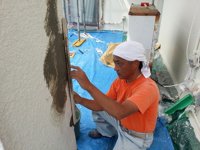 小竹町にあるRC造の医院でモルタル補修作業