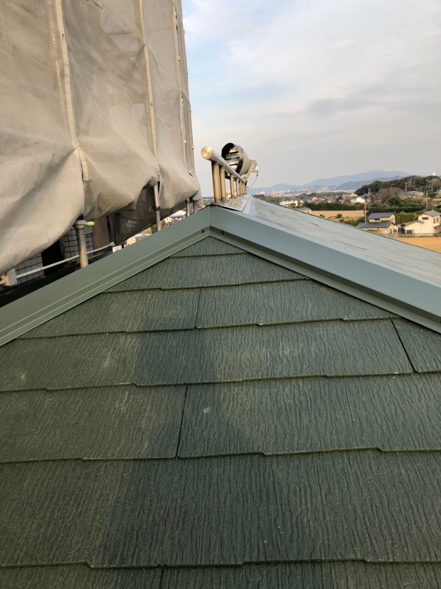 遠賀郡の施設で屋根の葺き替え～棟板金補修工事～
