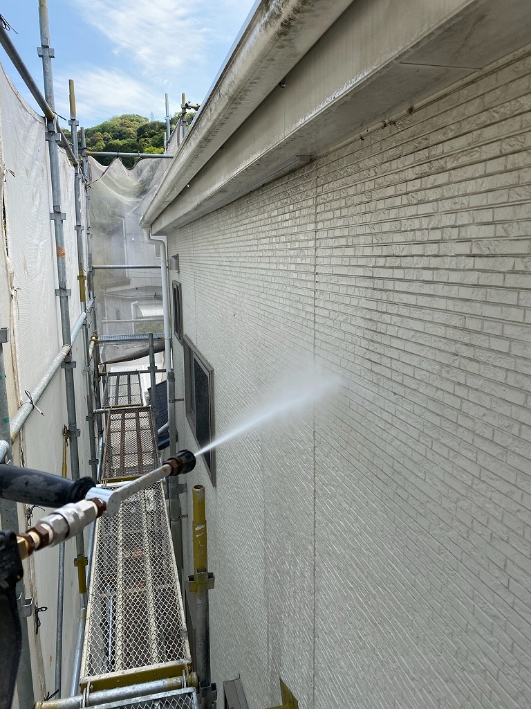 福岡市東区で外壁塗装の下地処理開始しました（*^_^*）